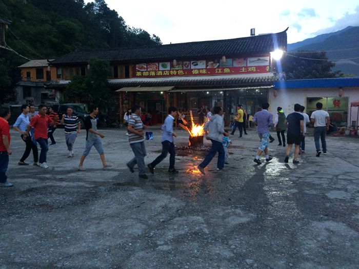  二公司香丽高速六标段与宝山村村民共度火把节