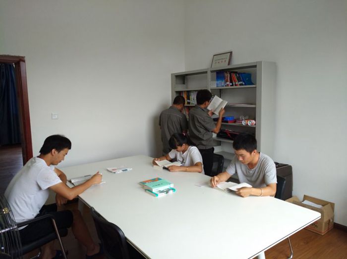 总承包公司直管七部工地阅览室建成