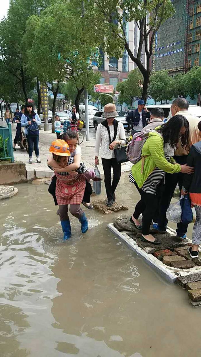 四公司滑模分公司七彩俊园项目搭建临时砖桥助行人渡河