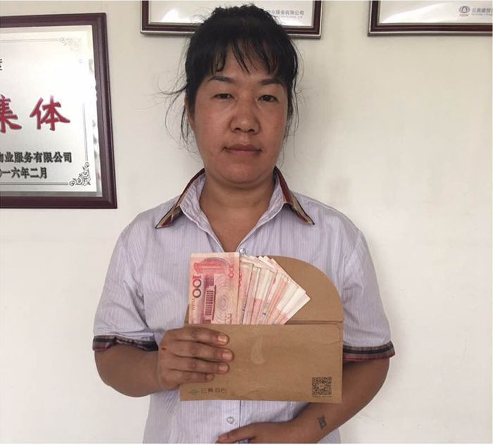 第一物业两位保洁员拾金不昧成活雷锋