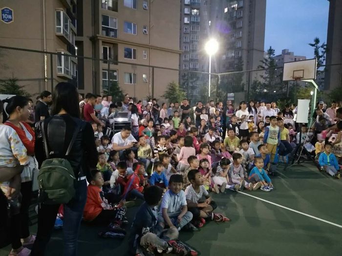 第一物业露天电影进小区 