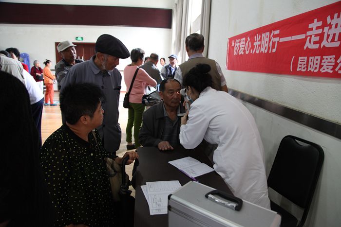 五公司组织退休职工参加“爱眼护眼”义诊活动