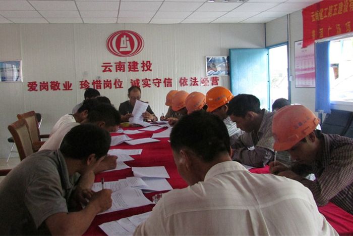  五公司各项目部开展农民工“两法”知识竞赛