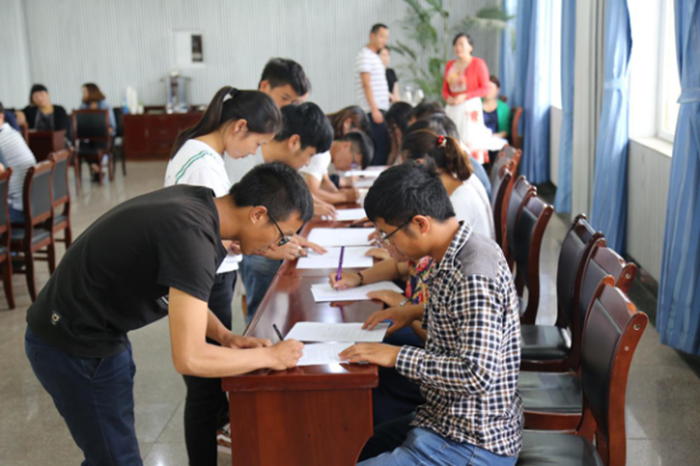 六公司15对师徒签定师徒协议