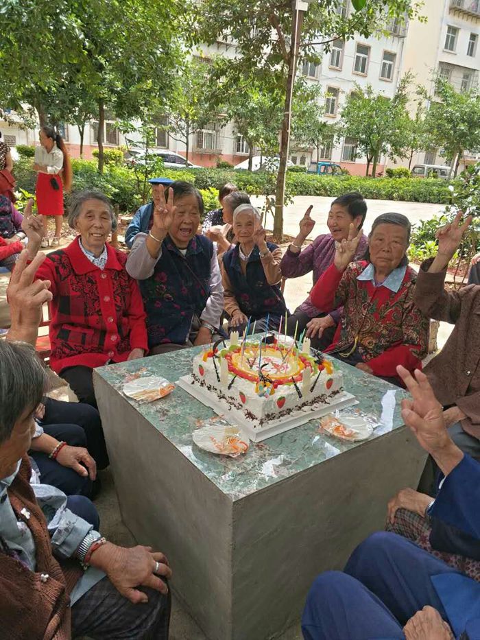 胜天国际房地产为八旬老人以上过集体生日