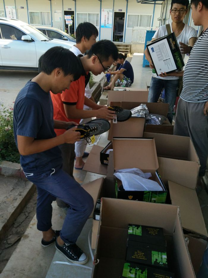 三公司路桥市政直管部为一线职工发放劳保用品