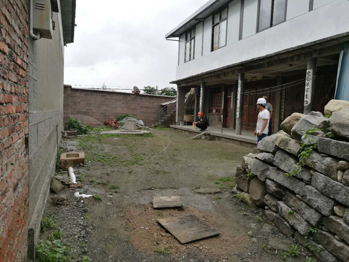 大理镇月溪村受助贫困孤儿向集团赠送锦旗