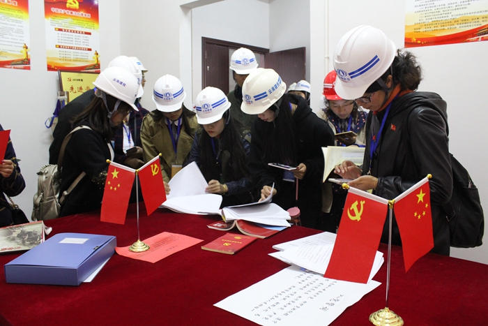十二公司党委组织各支部到总承包公司党建示范点观摩学习