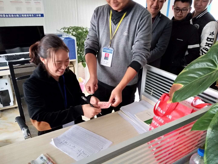 有色十四冶蔓金高速二分部为阿得博村中心小学捐款