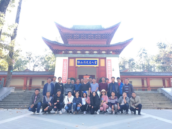 九公司第二直管部组织青年员工进行户外登山活动