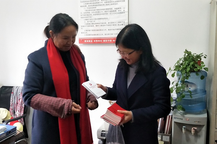 五公司为员工发放“随身镜”