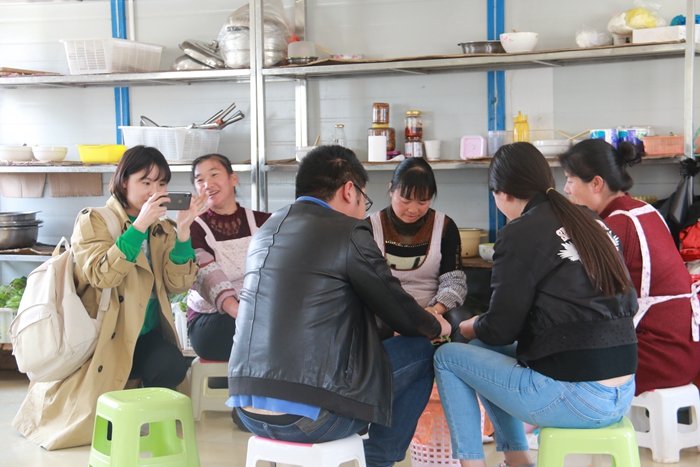 嵩昆大道共享厨房引起云南日报关注