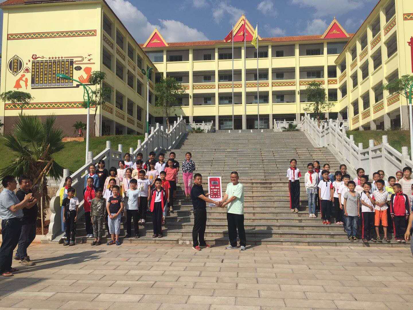大戛高速为戛洒镇中心小学捐赠20台美的空调 