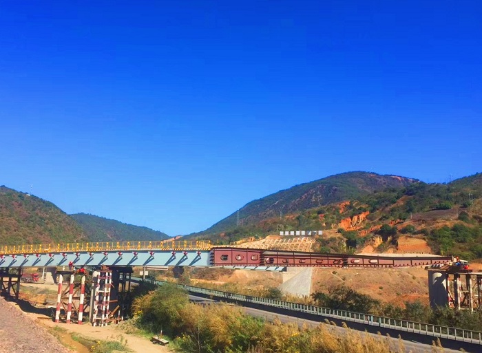 钢构公司大戛高速大开门立交E匝钢箱梁桥步履式顶推完成