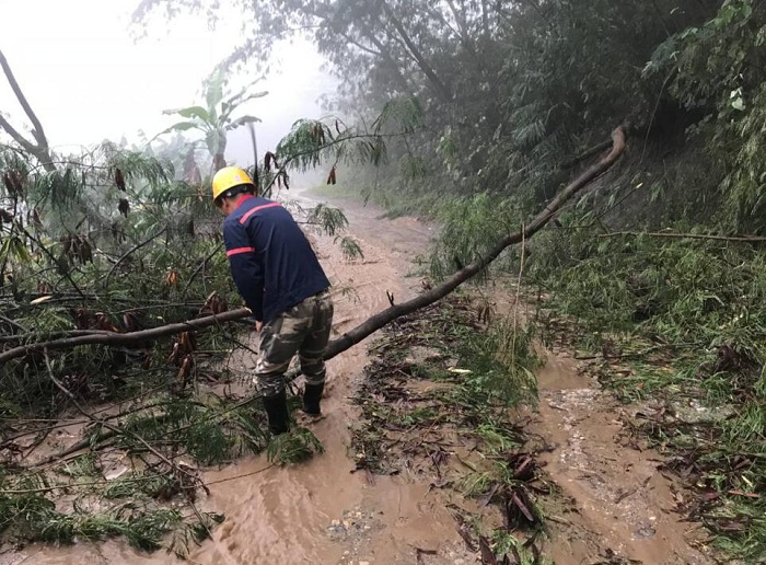 元蔓高速十二分部暴雨中坚守岗位确保村民出行安全