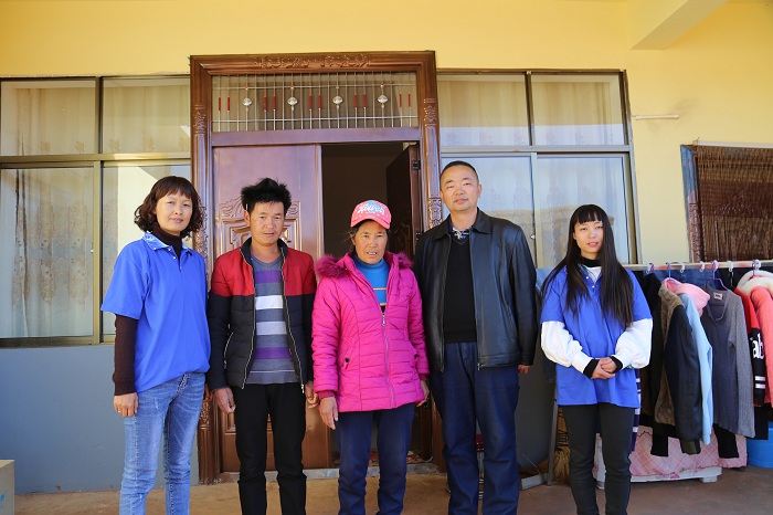 六公司爱心帮扶武定县插甸镇老木坝村困难群众