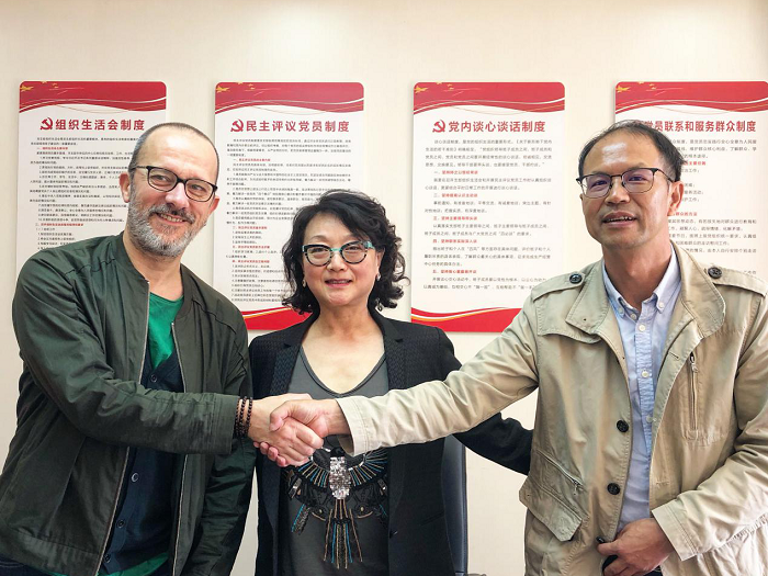 东风韵小镇与著名法籍华裔教授、服装设计师熊有雯达成合作意向
