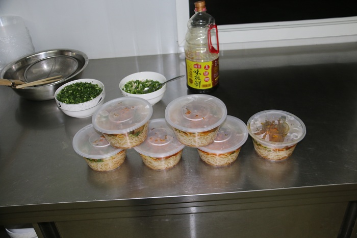 嵩昆大道深夜食堂为员工“充电加油”