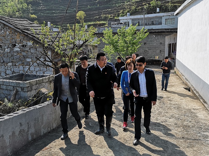 城乡投公司组织看望驻村扶贫干部