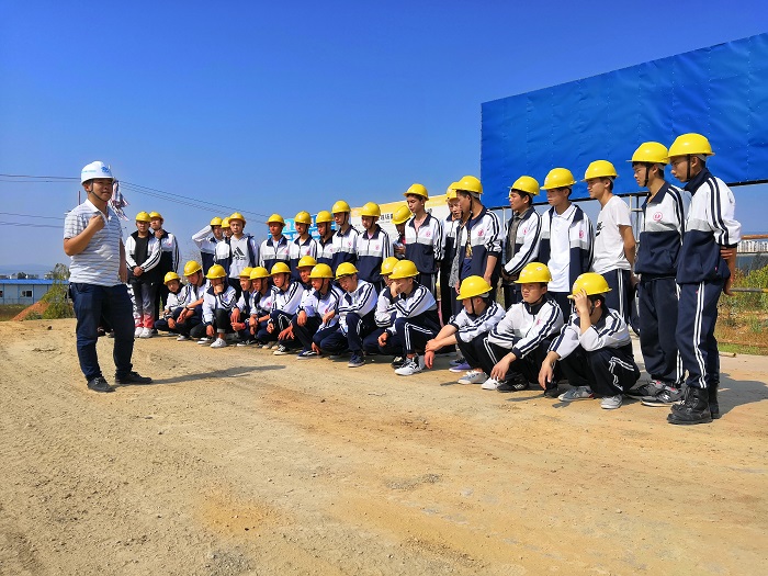 保山技师学院学生参观三公司保山景区大道管廊项目