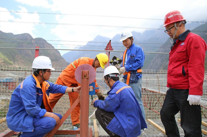 香丽高速虎跳峡金沙江特大桥主缆基准索股就位