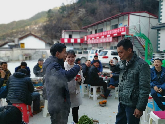 一场特别婚礼在二公司香丽高速项目部举办