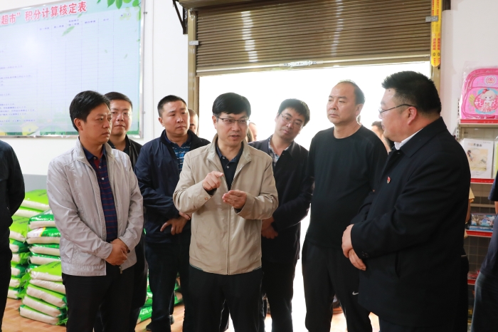 李家龙到镇雄县以勒镇大山村慰问集团驻村扶贫干部