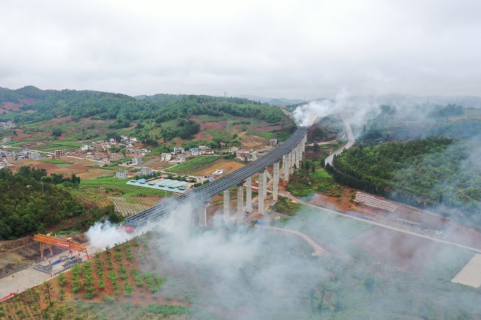 钢构公司石泸高速圭落哨大桥顺利完成全线顶推