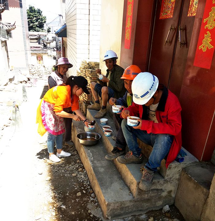 大理龙尾关历史文化街区保建项目施工现场大妈送清凉