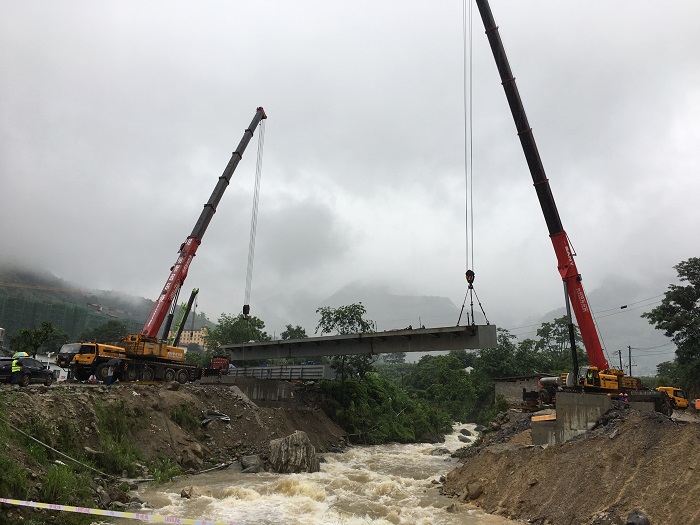 怒江美丽公路南延线项目成功架设35米钢箱梁