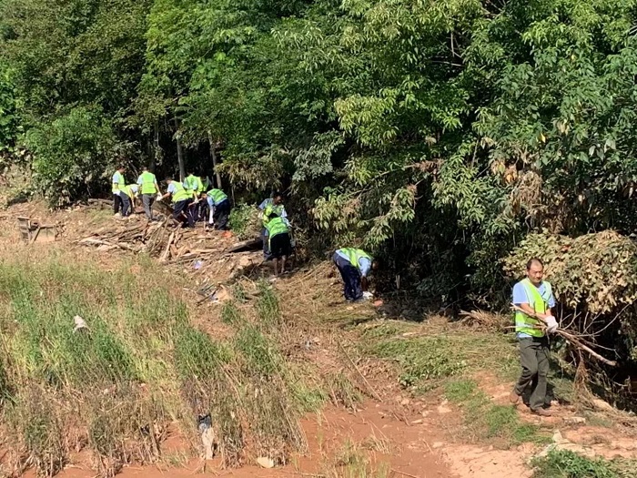 总承包公司江西于都6号搬迁安置房项目部参与当地防汛抢险