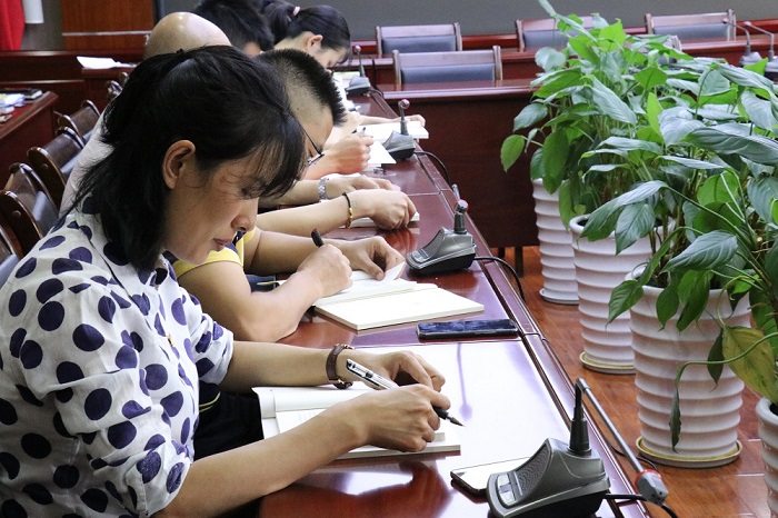 交建公司党员干部 “学习角”里学《纲要》 