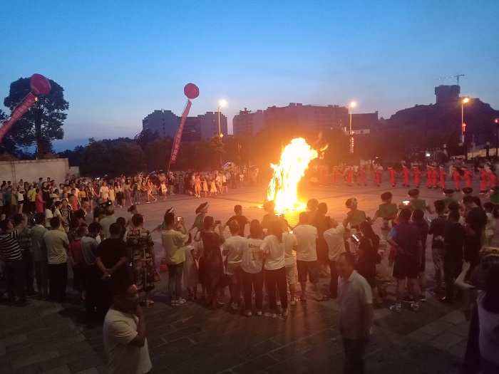 大方慕俄格古城千人欢庆彝族“火把节”