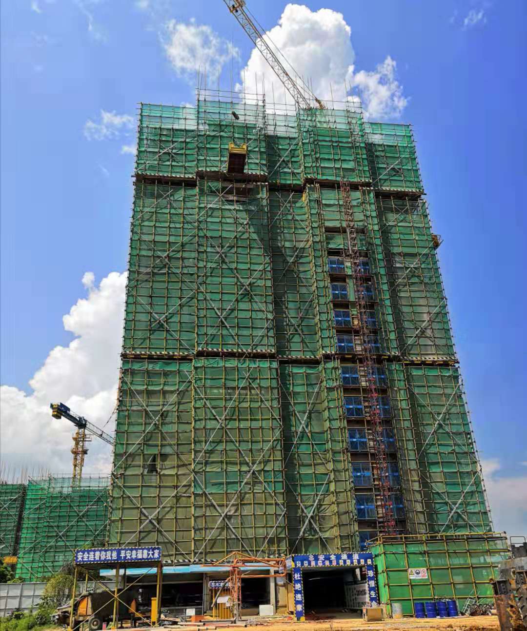 四公司罗平碧桂园项目首栋楼主体封顶