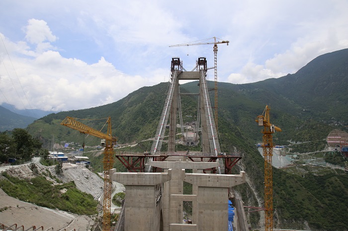 香丽高速虎跳峡金沙江特大桥主缆索夹安装完毕