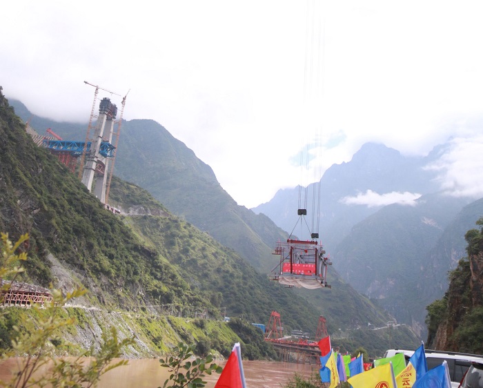 香丽高速虎跳峡金沙江特大桥钢桁梁启动架设