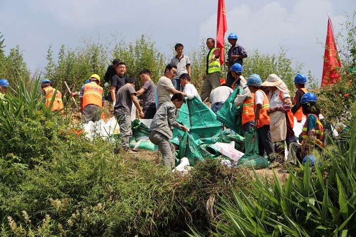 蔓金高速项目130余人积极参与输电线路抢险