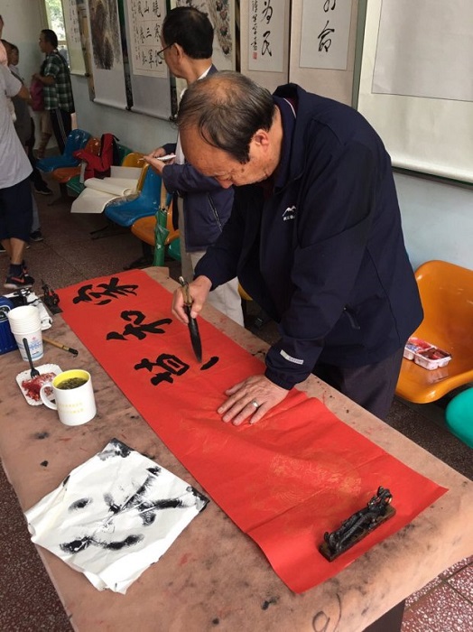 物业公司金牛小区物管处与金牛社区联合举办迎国庆书画展