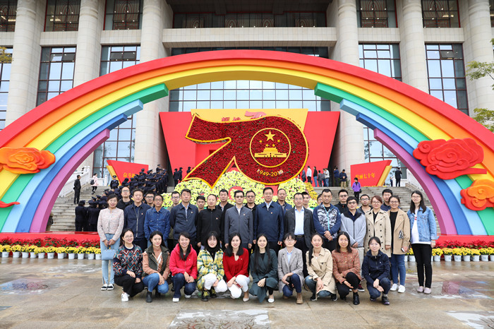 集团机关第一党支部党员参观云南省庆祝中华人民共和国成立70年成就展