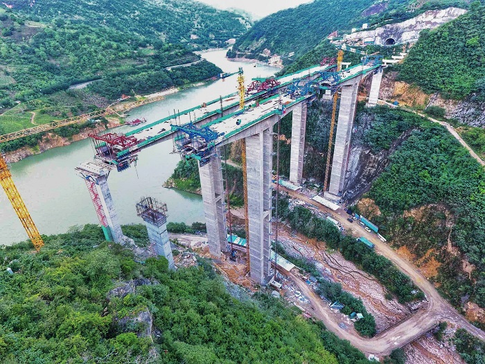 元蔓高速（红河段）稿吾卡1号大桥5号主墩实现边跨合龙