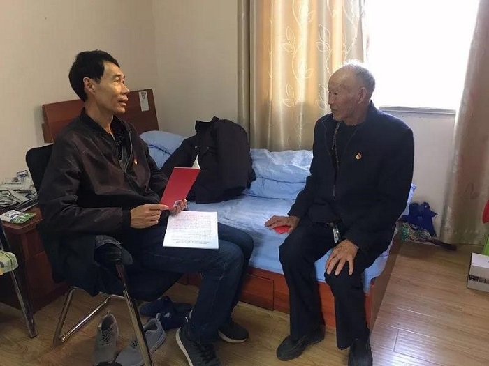 机安公司为离退休老党员“送党课上门”