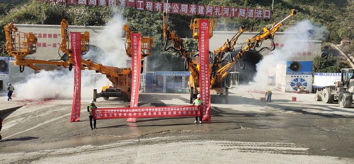 元绿高速隧道建设引进大型施工设备