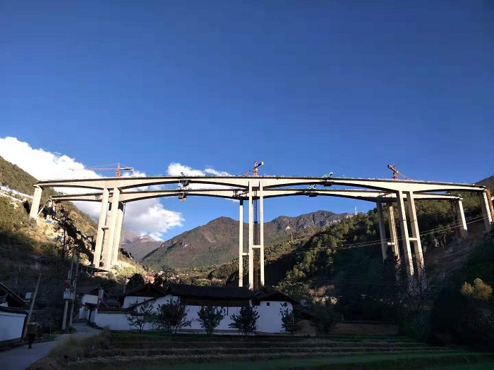 ​五公司香丽高速古那湾连续刚构桥右幅中跨合龙