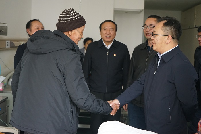 ​翁斌走访慰问集团老领导老党员及困难职工