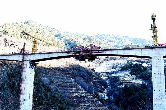 六兰公路古盐都隧道试验段连续刚构桥提前合龙