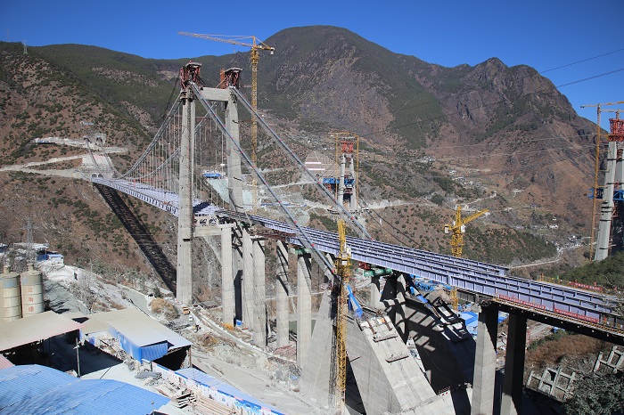 ​香丽高速虎跳峡金沙江大桥钢桁梁吊装完成