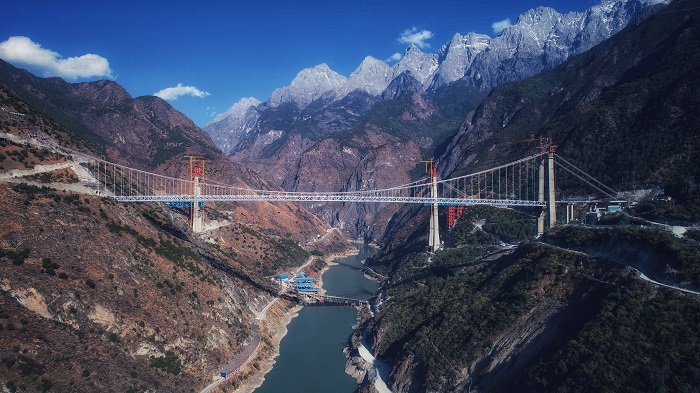 香丽高速虎跳峡金沙江特大桥合龙