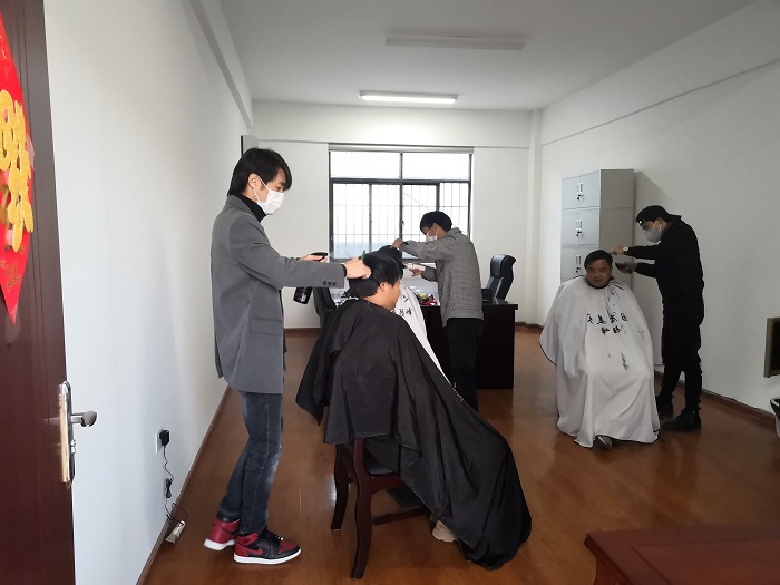 ​鹤剑兰高速项目邀请理发师进工地