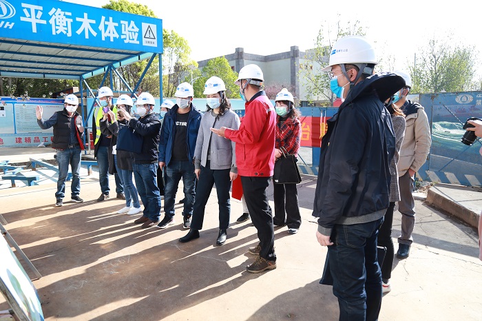 ​路面公司到总承包公司省民族文化宫项目党建示范点参观