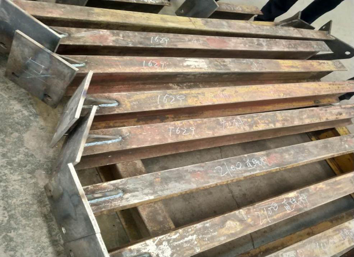 总承包公司八建科技公司采用自有18#工字钢加工新型悬挑工字钢
